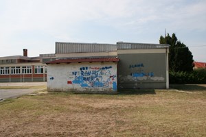 Slika /PU_VS/Unistenje i ostecenje tudje stvari/Škola-grafiti.JPG